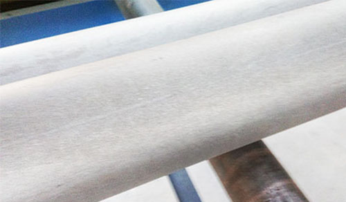 鋼管經過輥道通過式拋丸機處理后的效果