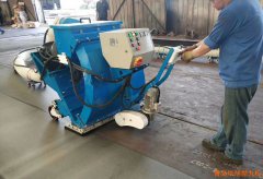 東營(yíng)客戶購(gòu)買的移動(dòng)式拋丸機(jī)清理鋼板鐵銹 東營(yíng)客戶購(gòu)買的移動(dòng)式拋丸機(jī)清理鋼板鐵銹